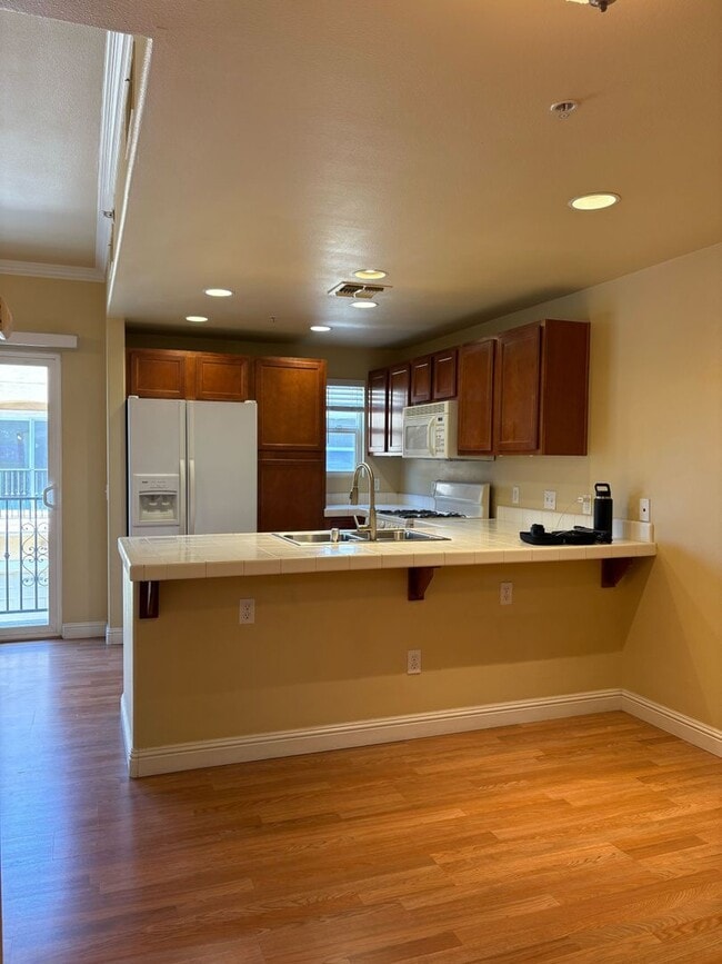 Building Photo - Upscale Living in Westlake Villas – Minute...