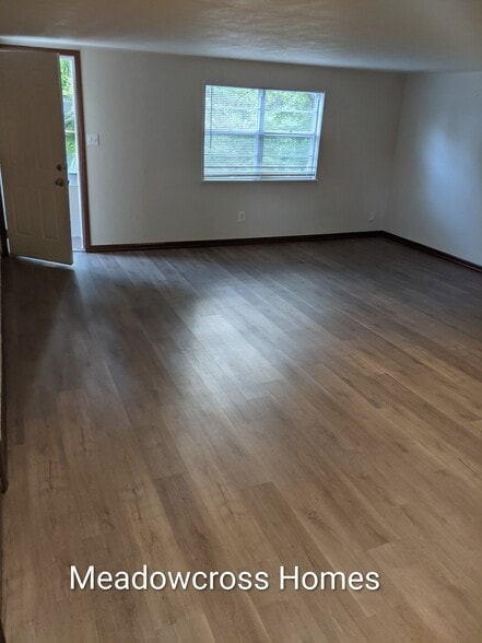 Building Photo - 2906 N River Ter