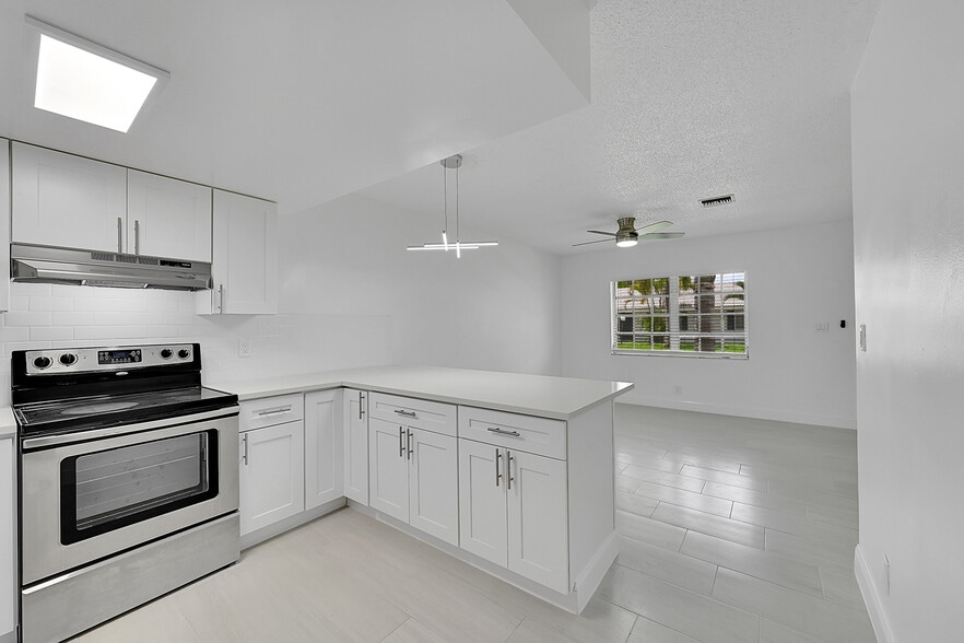 Building Photo - Centro Apartments - 3249 Coral Hills Dr.