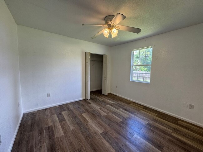 Building Photo - Charming 3 bedroom, 2 bath Florida Cracker-style home in Lake City