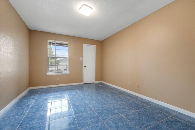 Building Photo - 9700 Leawood Blvd