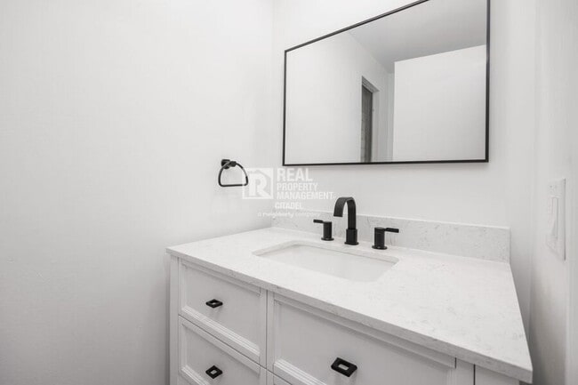 Building Photo - 963 Glencliff St