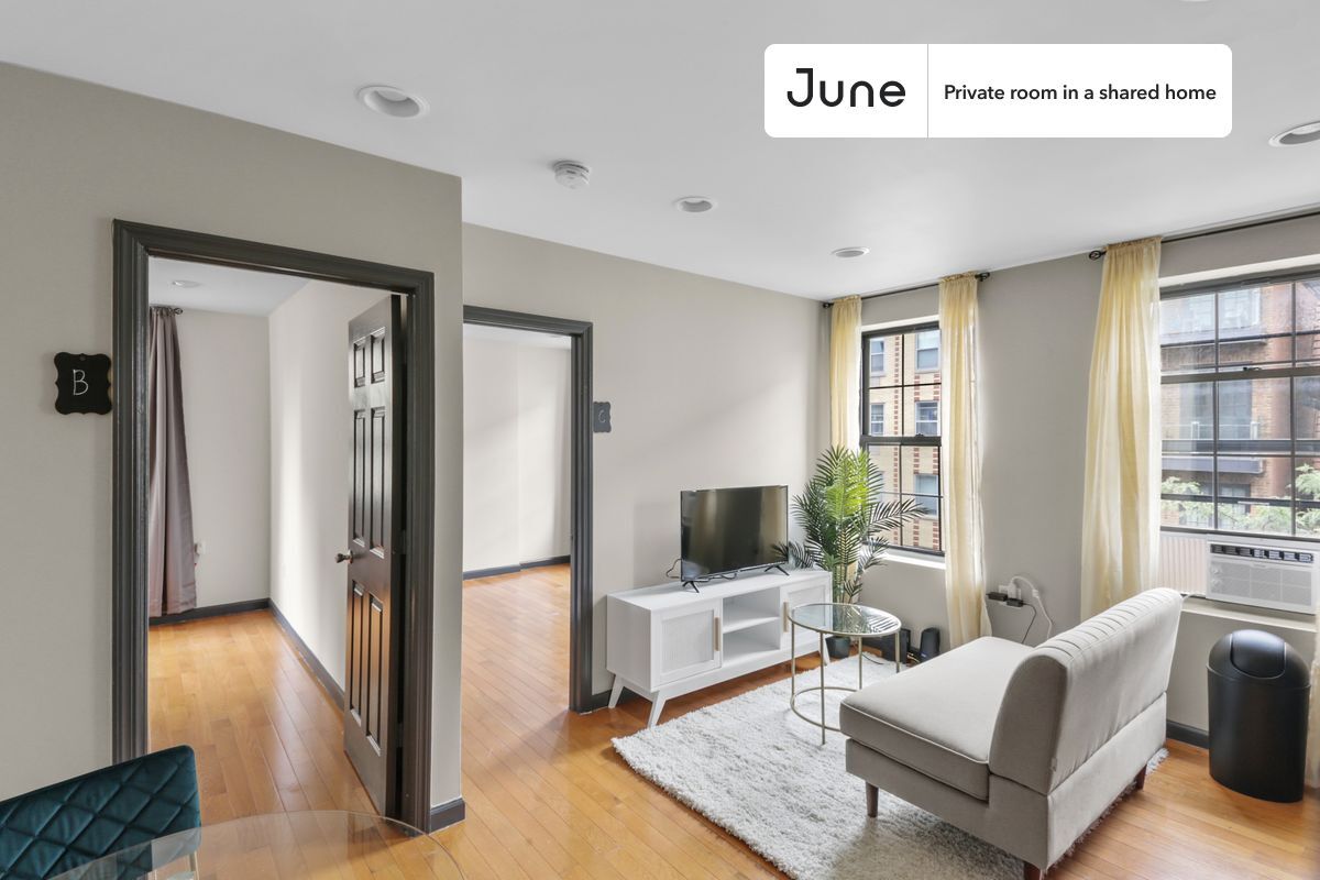 Building Photo - Private bedroom in 3 bed/1 bath Home