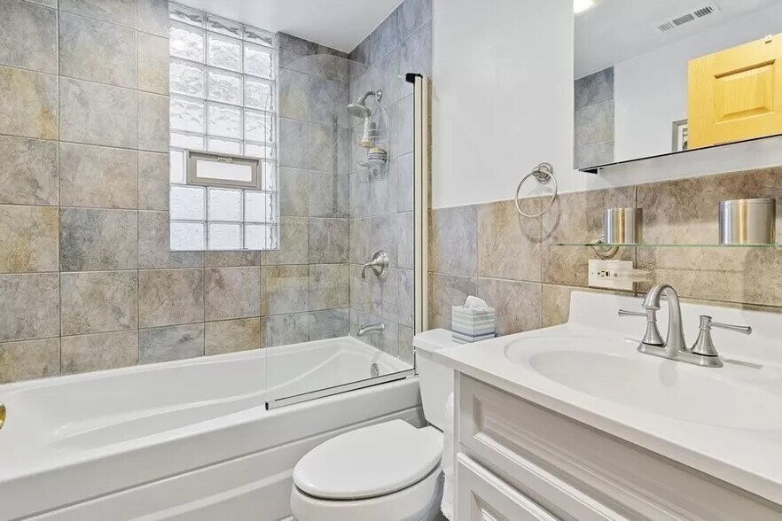 Building Photo - 1818 N Albany Ave