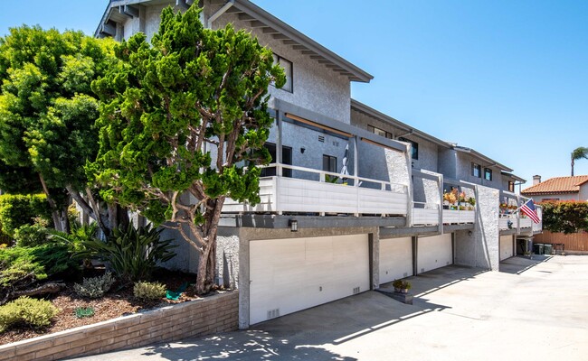 Building Photo - Townhouse For Rent