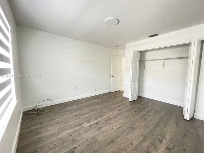 Building Photo - 211 E Riverbend Dr