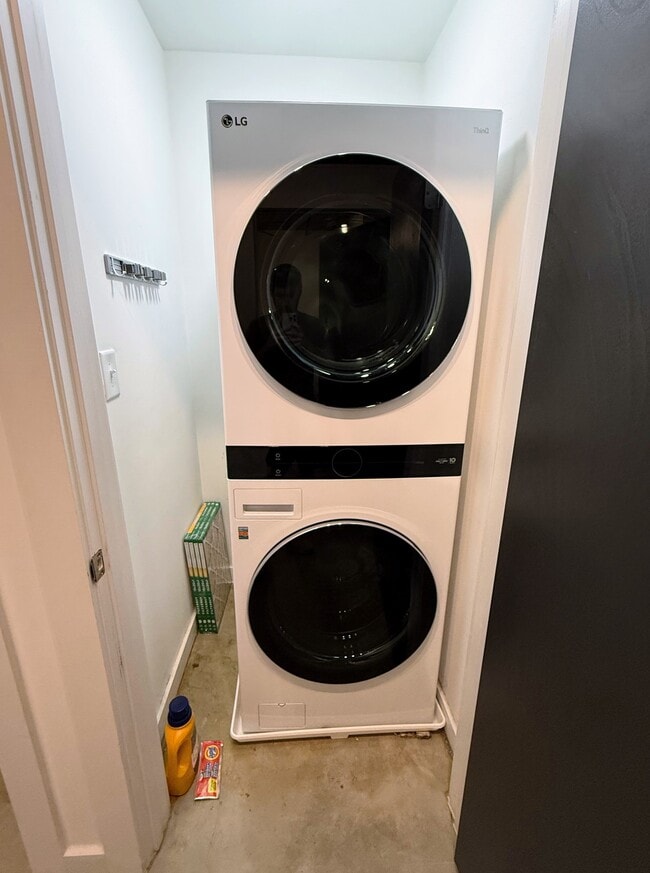 Building Photo - 1065 United Ave SE