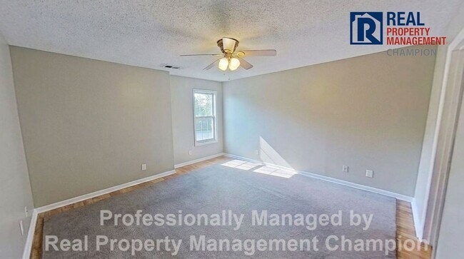 Building Photo - Spacious Upper Level Condo w/Open Floorplan and Split Bedrooms
