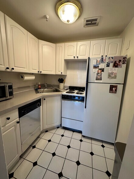 Building Photo - 300 Marlborough St