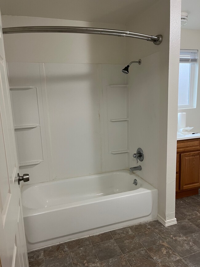 Tub/shower - 1299 SE Grandview Ave