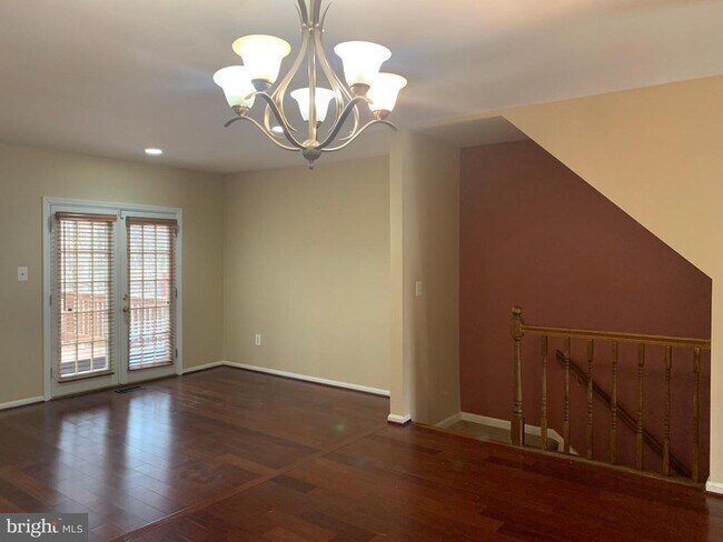 Building Photo - 3027 Mozart Dr
