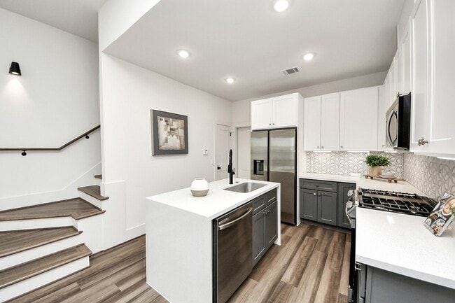 Building Photo - 6018 Knox St