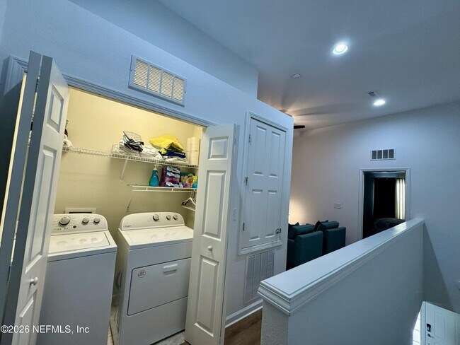 Building Photo - 6789 Roundleaf Dr