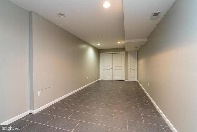 Building Photo - 1330 S Charles St