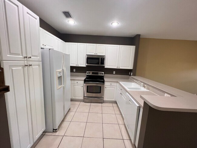 Building Photo - Lovely Townhome in Gate Community!