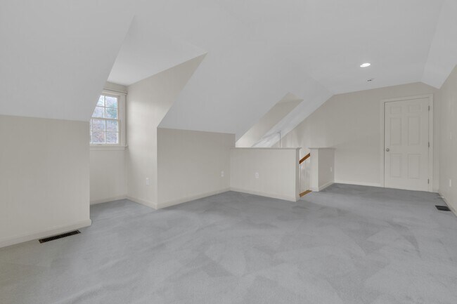 Building Photo - 319 Stearns St