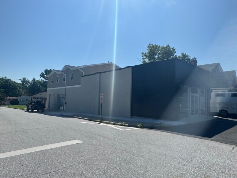 Building Photo - 947 N Providence Rd