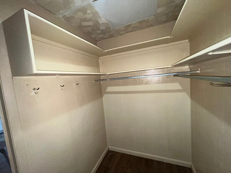 Master bedroom walk in closet - 1010 Eisenhower Way