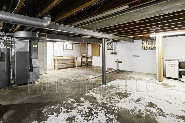Building Photo - 1305 S New Florissant Rd