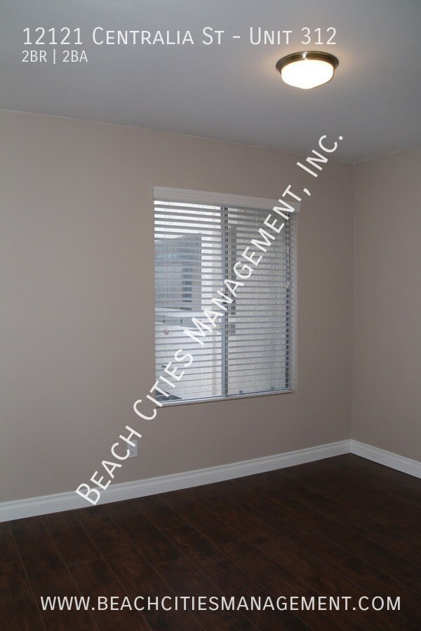 Building Photo - 12121 Centralia St