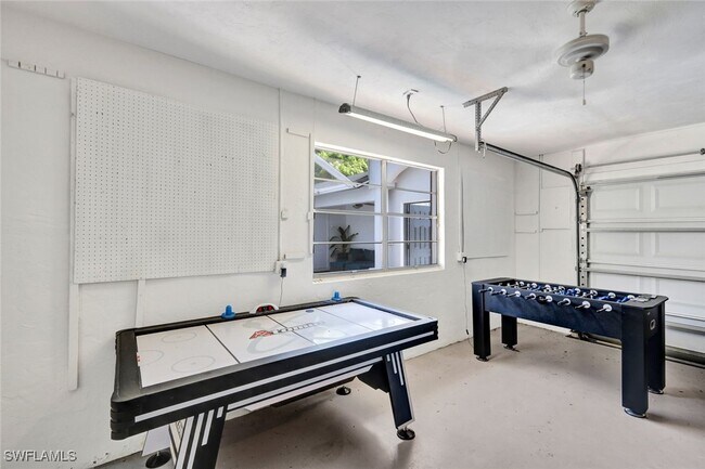 Building Photo - 2033 SE 27th Terrace