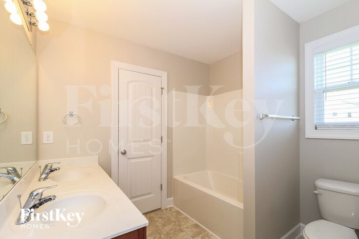 Building Photo - 707 Traveller Dr