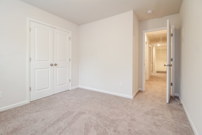 Building Photo - 5 Oak Rose Dr