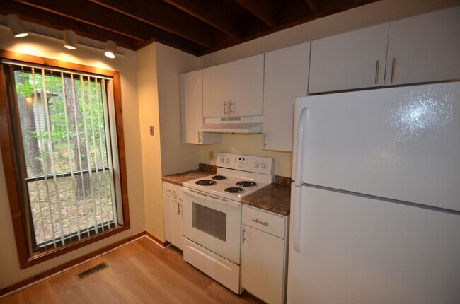 Building Photo - Charming 2 Bed / 2 Bath Home in Prime Chapel Hill Location