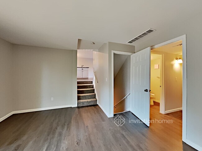 Building Photo - 5424 Del Rey Dr