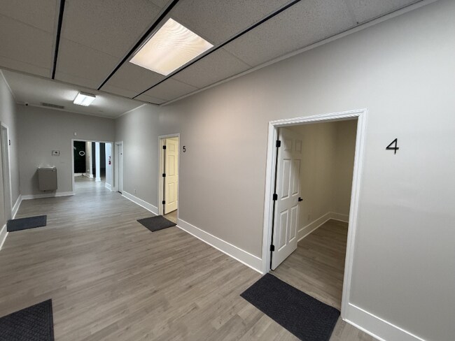 Building Photo - 2530 W Roosevelt Blvd