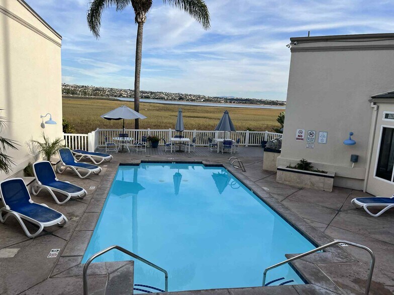 Building Photo - 3999 Crown Point Dr