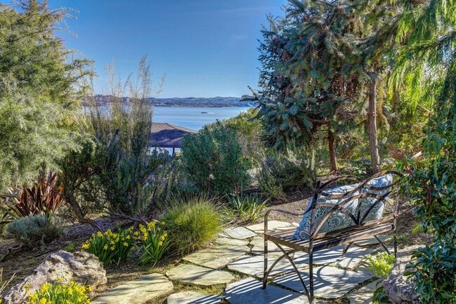 Building Photo - FIVE BEDROOM THREE-AND-A-HALF BATH HOME WI...