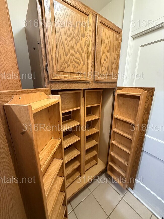 Building Photo - $1100 - 2 bedroom/ 1 bathroom - Gorgeous Single Family Home