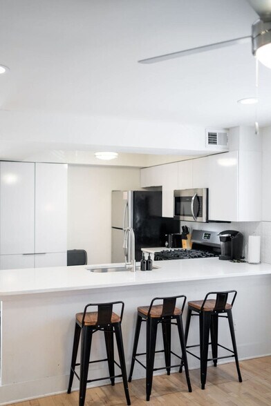 Building Photo - 1136 Crescent Ave NE