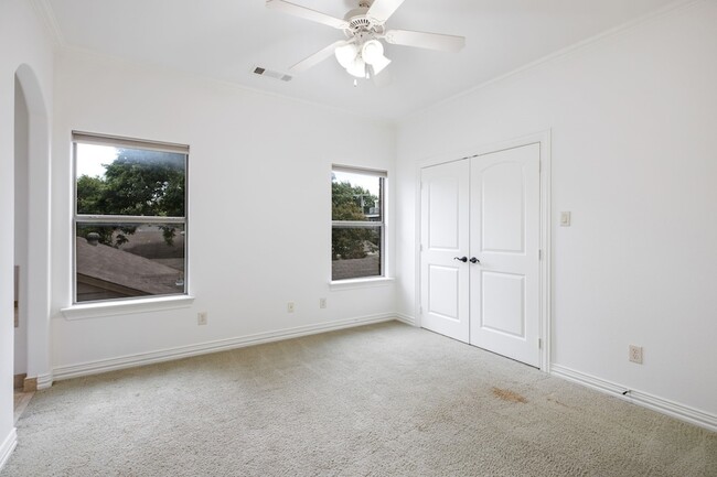 Building Photo - 3606 S Versailles Ave
