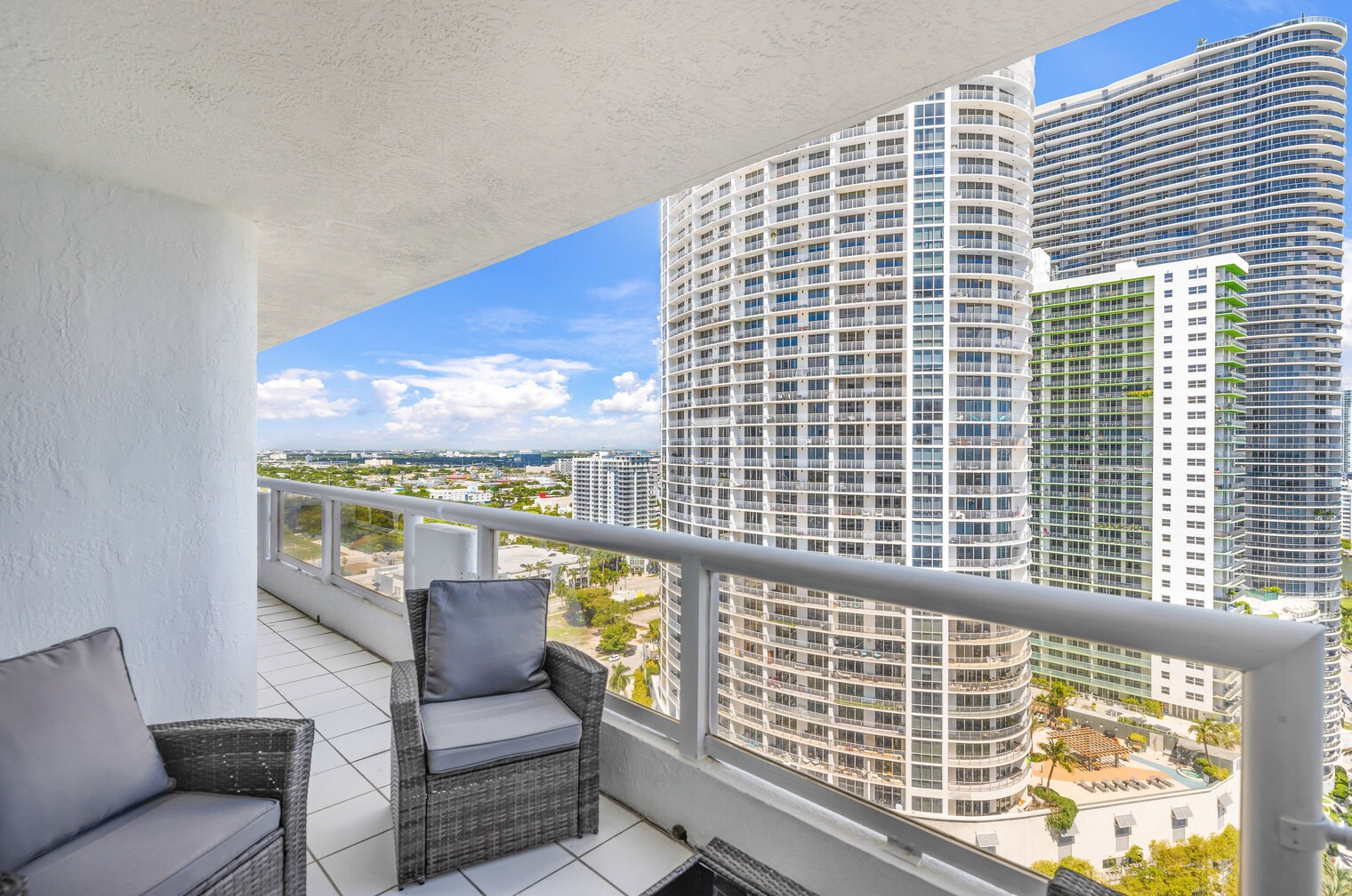 Building Photo - 1717 N Bayshore Dr