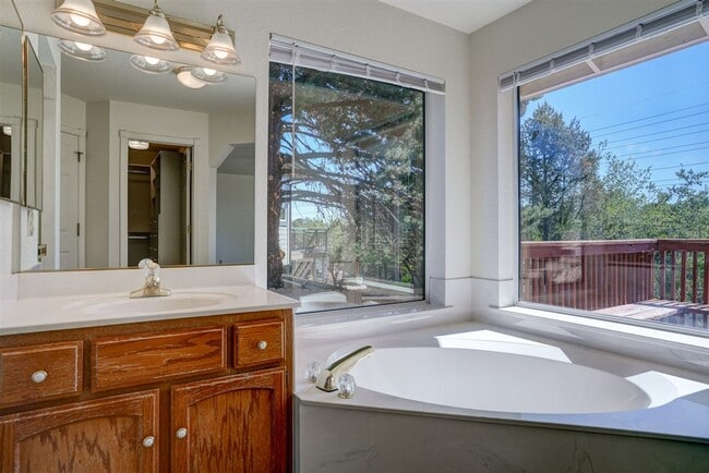 Building Photo - Freshly painted, 3 Bedroom, 2 Bath Home in...