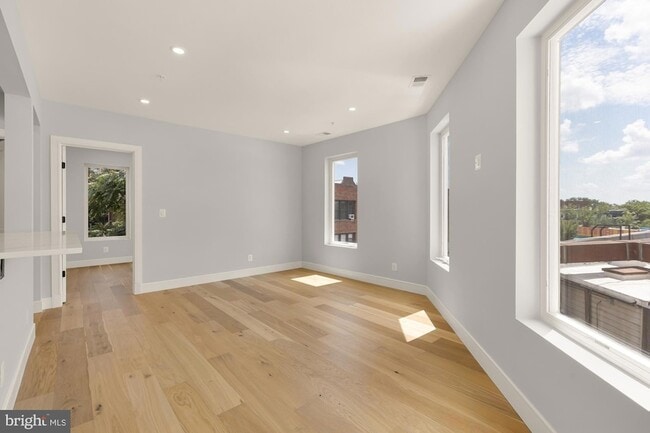 Building Photo - 3215 Mt Pleasant St NW