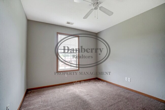 Building Photo - 1115 N Byrne Rd