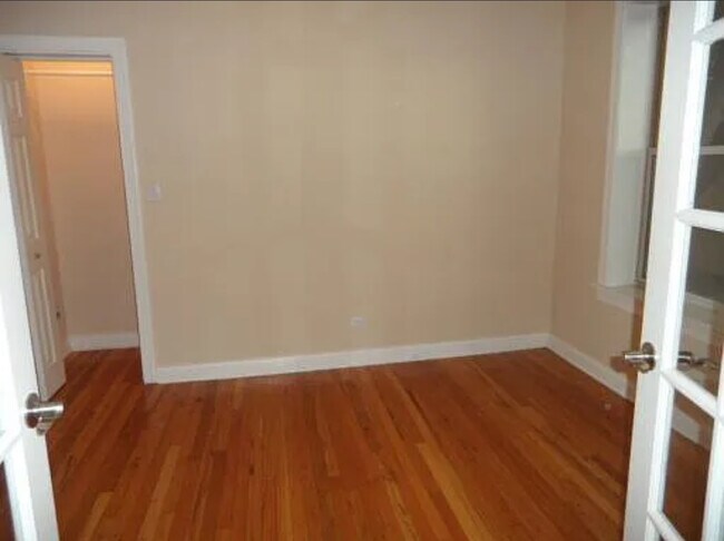 Building Photo - 7211 N Damen Ave