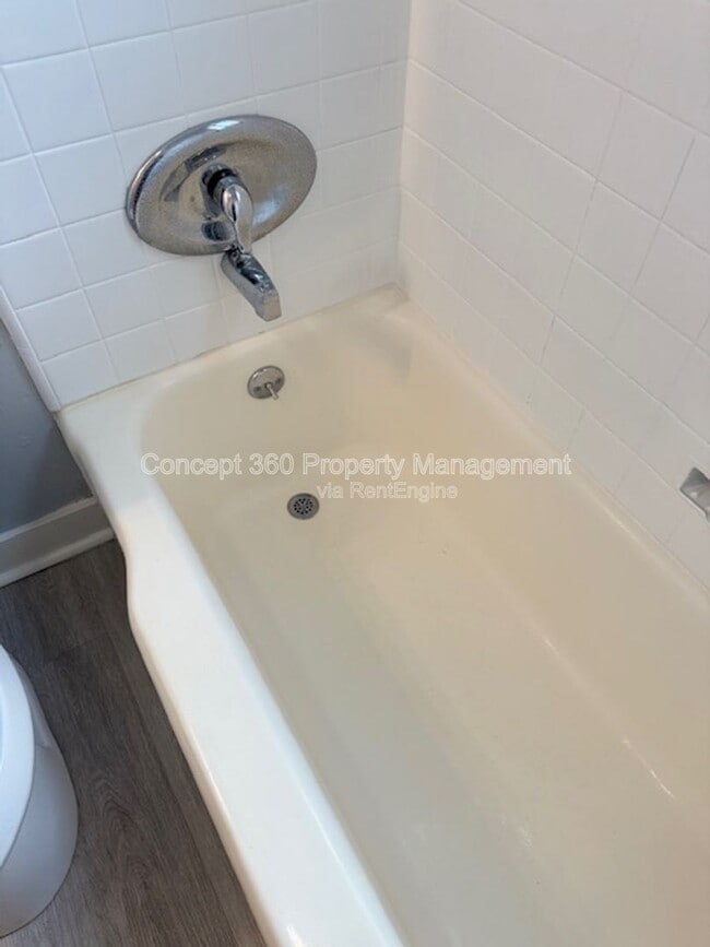 Building Photo - 1834 Cedar Ave