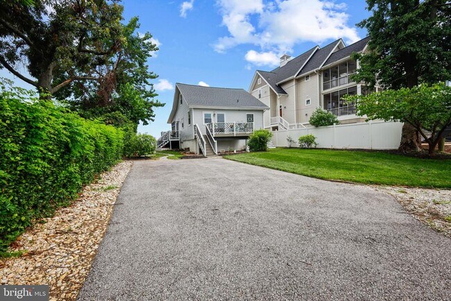 Building Photo - 2130 Lake Dr