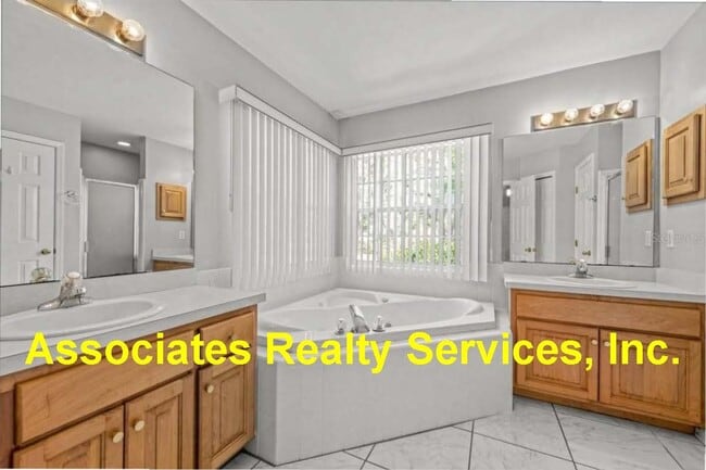 Building Photo - Turkey Creek-Three Bedroom - Two Bath 1560 sf