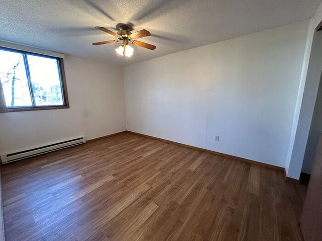 Building Photo - $1,025 | 2 Bedroom, 1 Bathroom Apartment |...