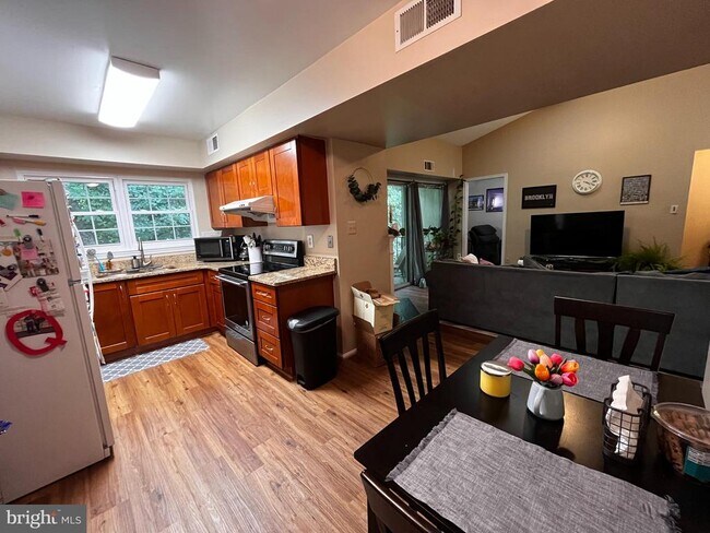 Building Photo - 7746 New Providence Dr