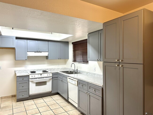Building Photo - 1643 S Naples Ave