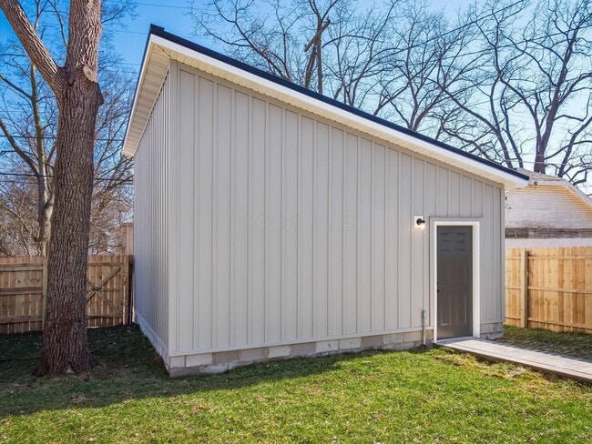 Building Photo - 384 Whitethorne Ave