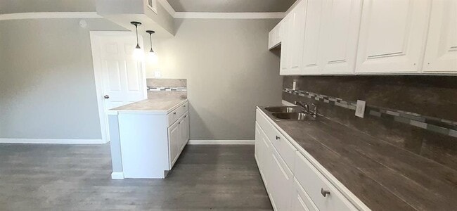 Building Photo - 221 Caylor St