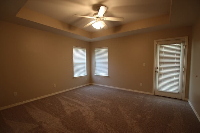 Building Photo - Stunning 3 Bedroom in Vineyard Estates Com...