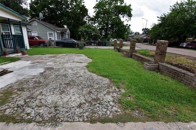 Building Photo - 6229 Clover Ridge St